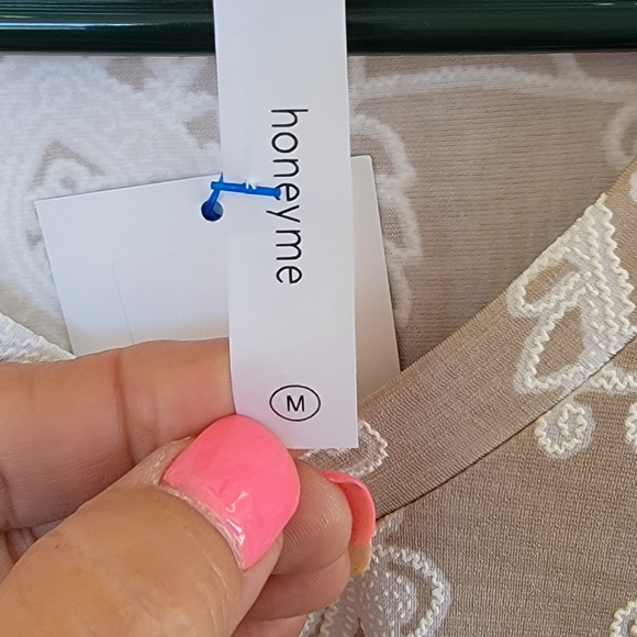 NWT HoneyMe mocha and white vneck size M - Picture 4 of 6